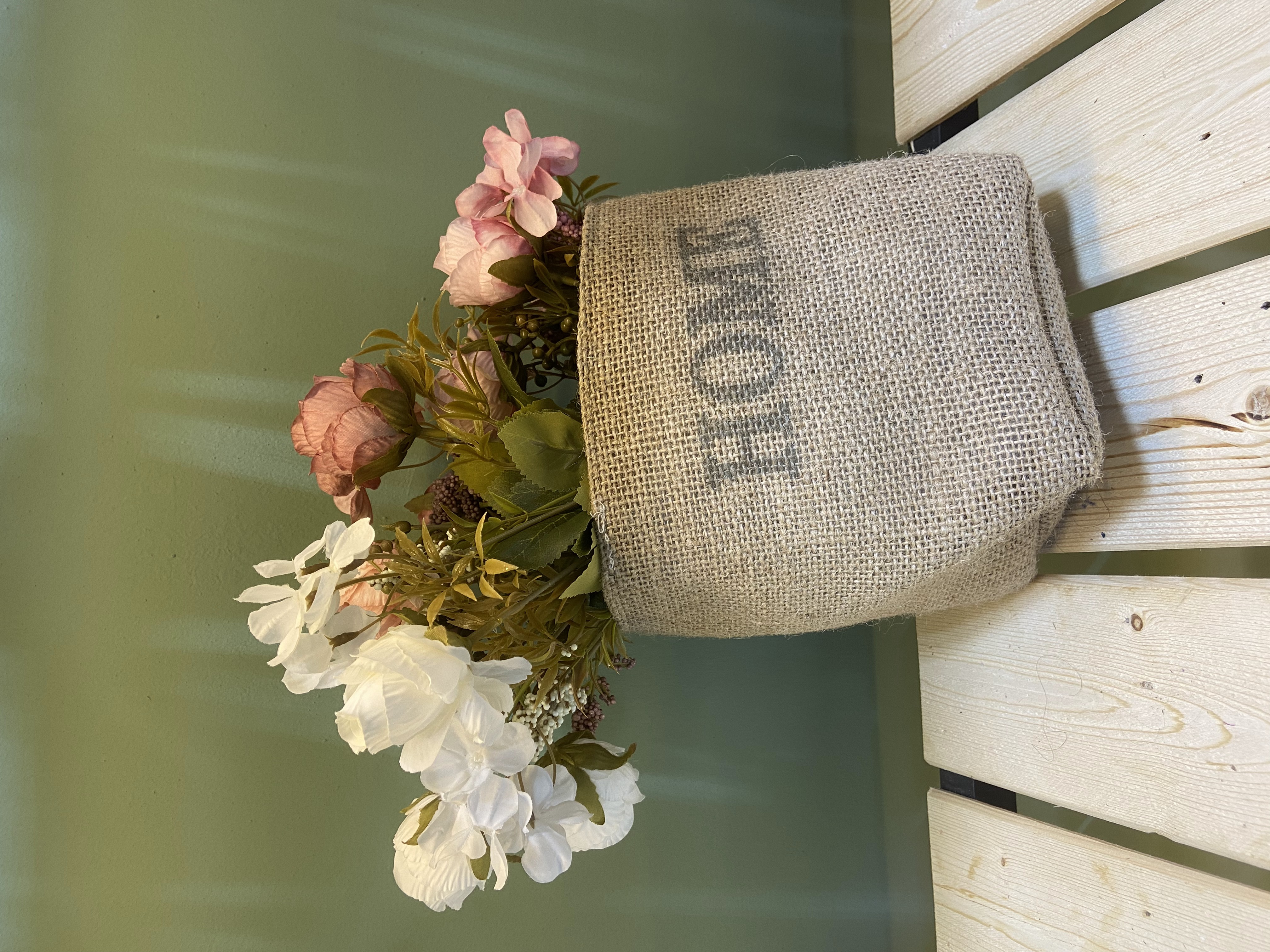 دیوارکوب و کیسه کنفی برند Home (آویز گل)